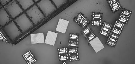 Mikroskopiska soldrivna robotar dansar i vattnet