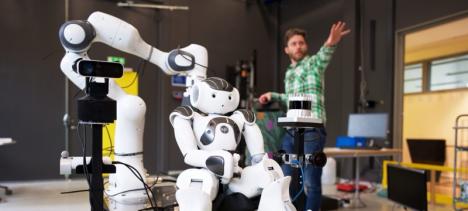 Arbetare och robotar håller koll på varandra 