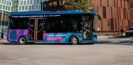 Självkörande busslinje krockade på premiären